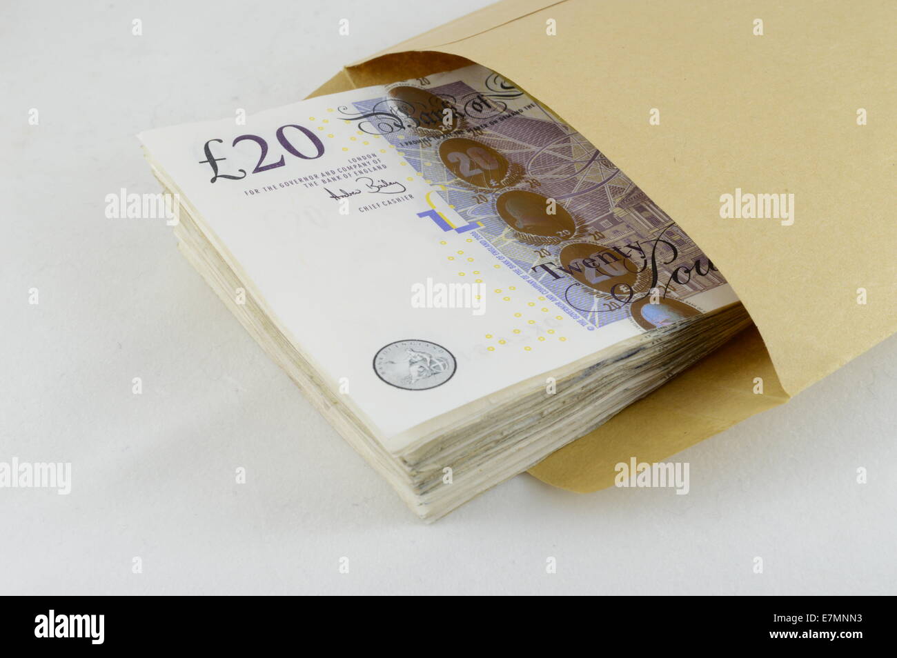 Ein Bündel von zwanzig Pfund-Noten in einer braunen Umschlag Stockfoto