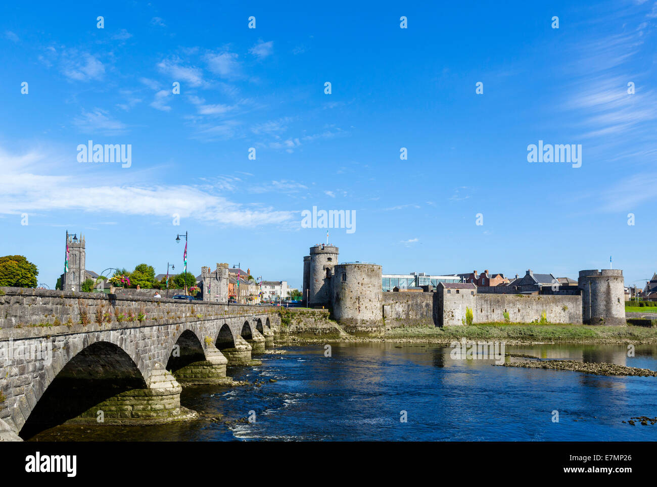 König-Johann Schloss und Thomond Bridge River Shannon, Stadt Limerick, County Limerick, Irland Stockfoto