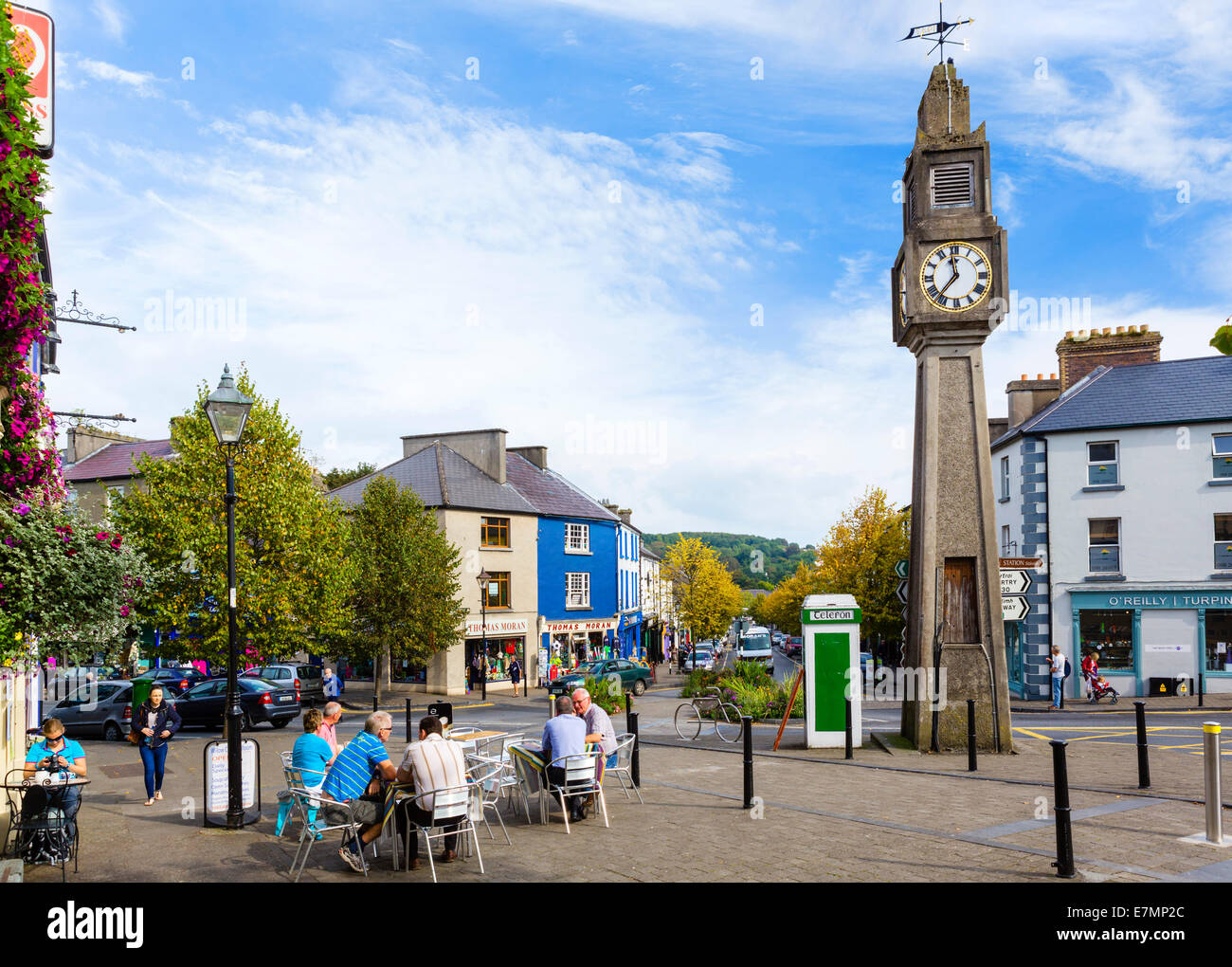 Cafe vor dem Uhrturm, Octagon, Westport, County Mayo, Irland Stockfoto