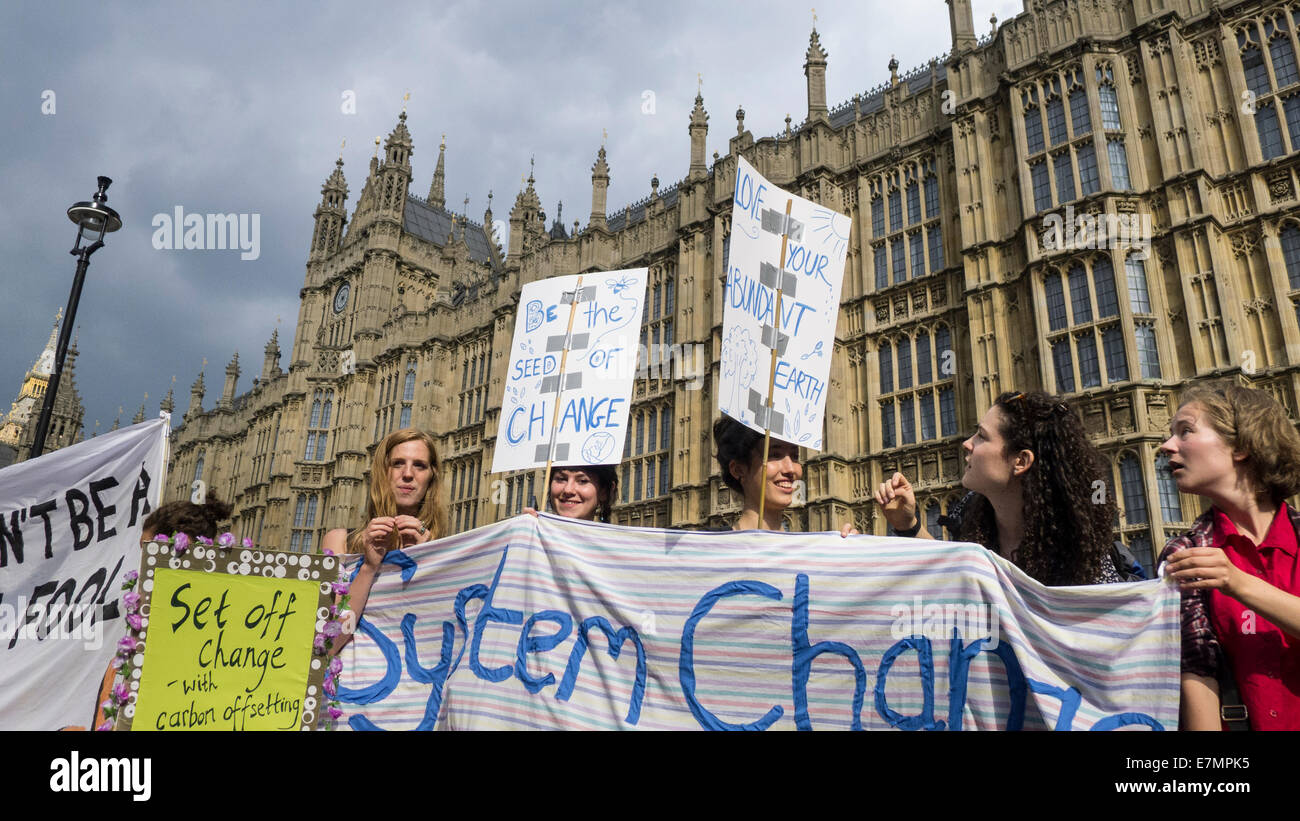 Eine Gruppe von Demonstranten halten Plakate und Banner, die 'System', vor den Häusern des Parlaments während der Klimawandel Demonstration, London, 21. September 2014 sagt. © Sue Cunningham Stockfoto