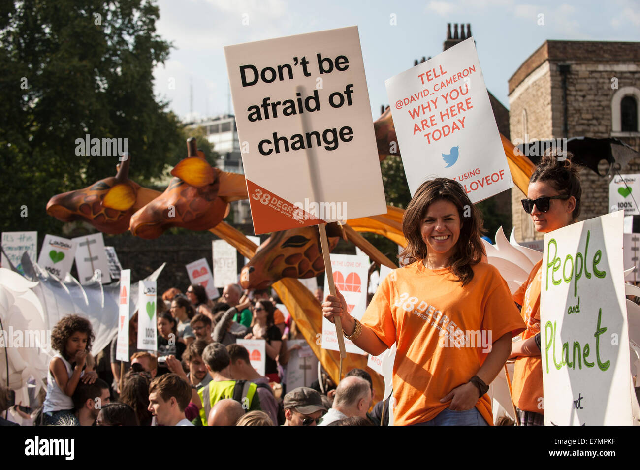 Ein Demonstrator hält eine Plakette, die sagt "Keine Angst vor Veränderung", wie sie Märsche, vor den Häusern des Parlaments während der Klimawandel Demonstration, London, September 2014 21. © Sue Cunningham Stockfoto