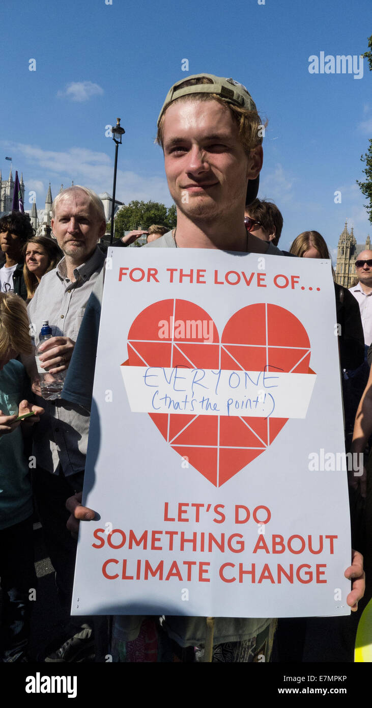 Ein Demonstrator trägt ein Plakat: "Für die Liebe von jedem (das ist der punkt!) Lassen Sie uns etwas über den Klimawandel' als er marschiert, vor den Häusern des Parlaments während der Klimawandel Demonstration, London, September 2014 21. © Sue Cunningham Stockfoto