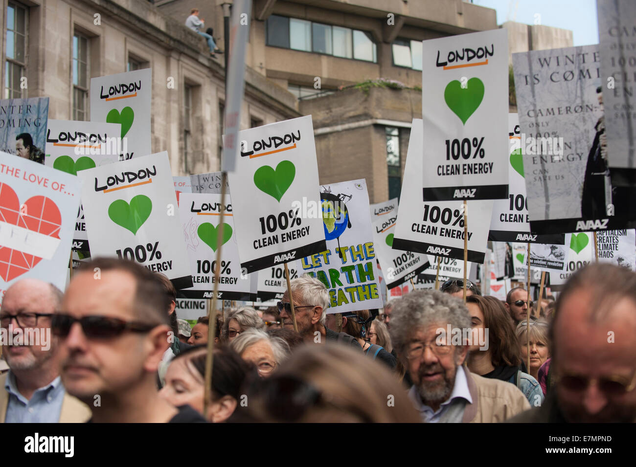 London, UK. 21. Sep, 2014. Ein Wald von Plakaten ist empor auf den Klimawandel Demonstration, London, 21. September 2014 statt. Bildnachweis: Sue Cunningham fotografischen/Alamy Live-Nachrichten Stockfoto