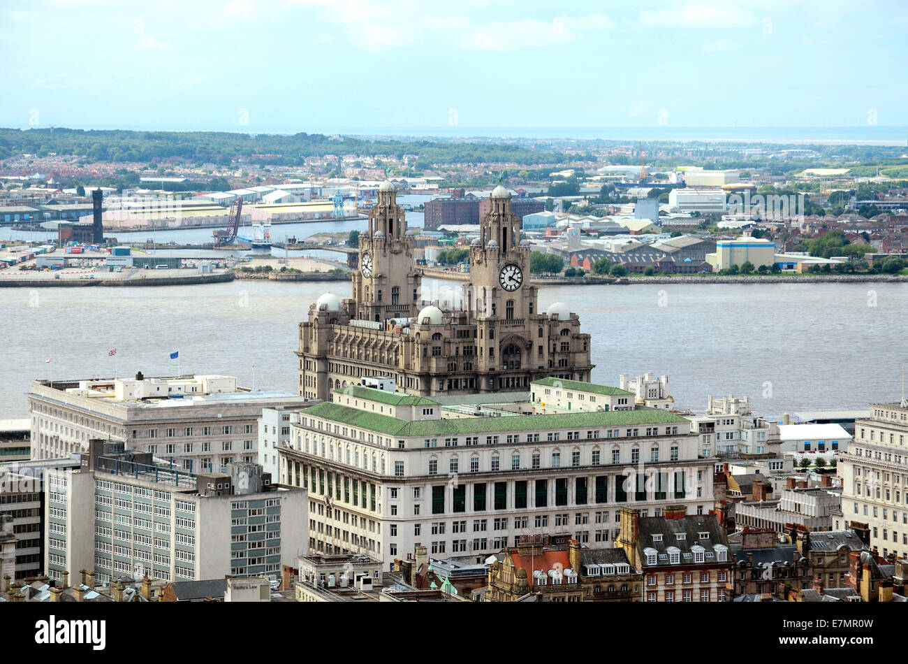 Die Leber-Gebäude und den Fluss Mersey von St.Georges Turm im Stadtzentrum von Liverpool, England, Vereinigtes Königreich betrachtet Stockfoto