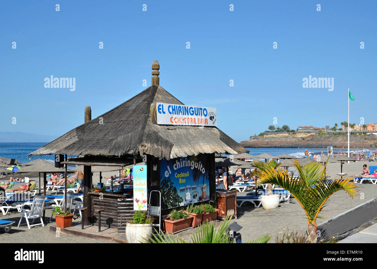 eine Strandbar am Playa DeTorviscas an der Costa Adeje auf Teneriffa, Kanarische Inseln Stockfoto