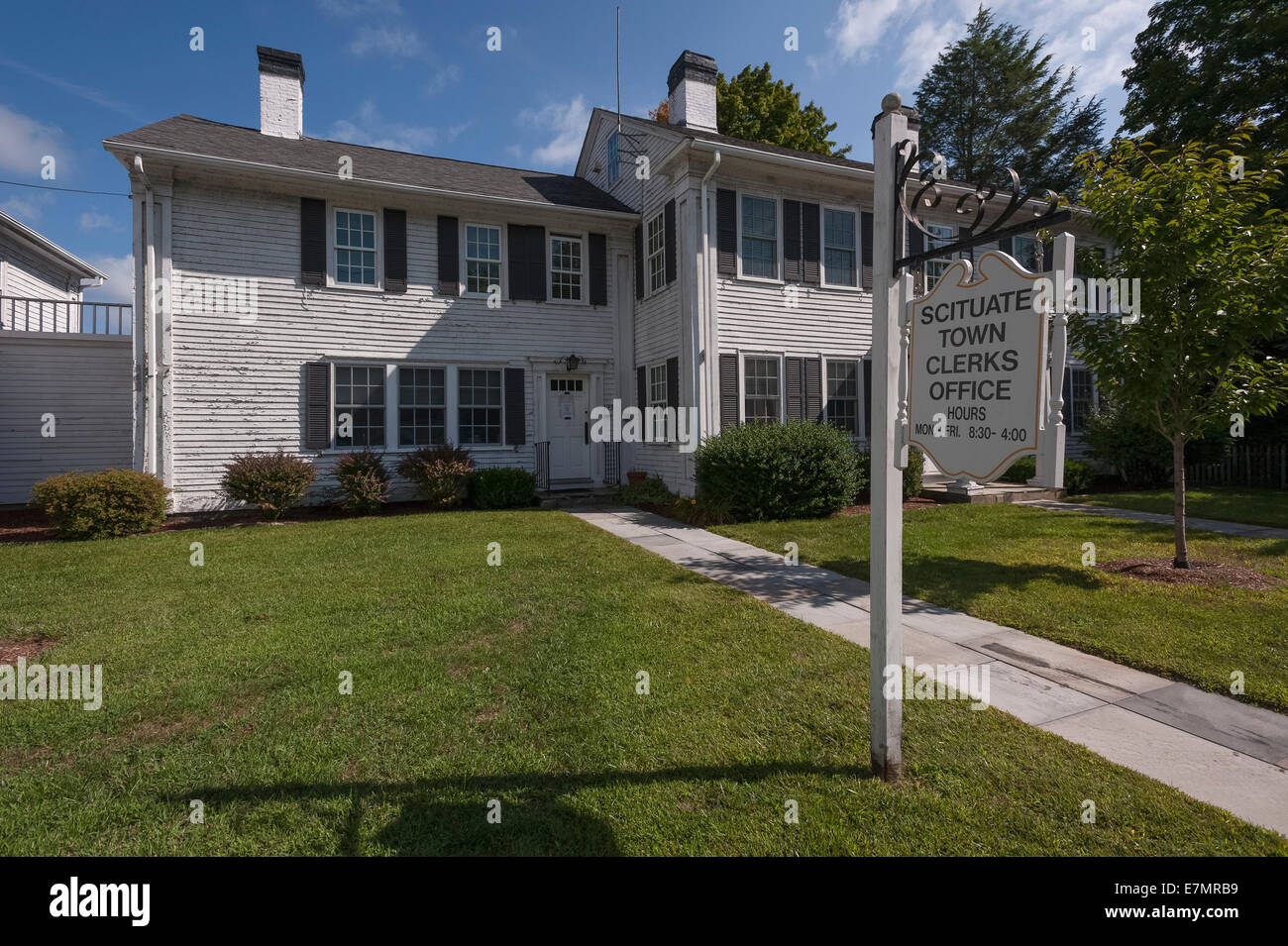 Straßenszene von New England und die malerische kleine Stadt North Scituate, Rhode Island.  Zöllner Büro 02857 Stockfoto