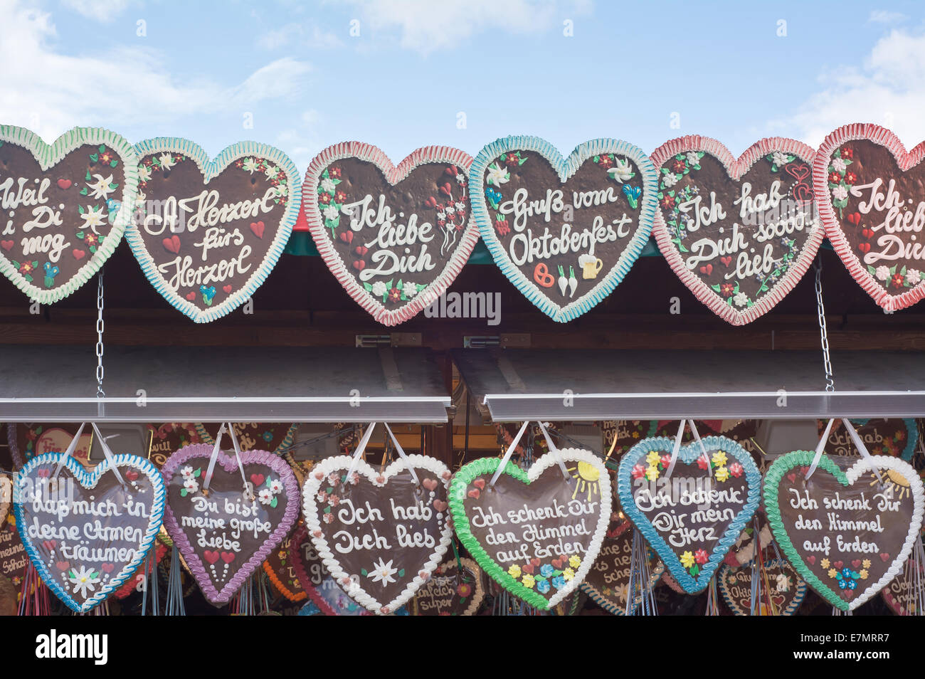 München, Deutschland. 21. September 2014.  Traditionelle Lebkuchenherzen auf dem 181. Oktoberfest das fest zu feiern. Das Festival läuft vom 20 Sept. – Okt. 5 in München. Bildnachweis: Steven Jones/Alamy Live-Nachrichten Stockfoto