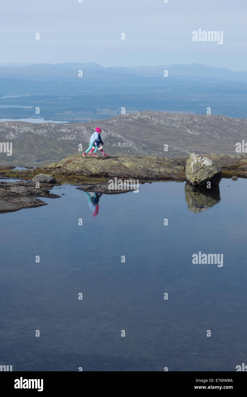 Kinder wandern hoch oben in den Bergen, Mt Åreskutan Jämtland, Schweden Stockfoto