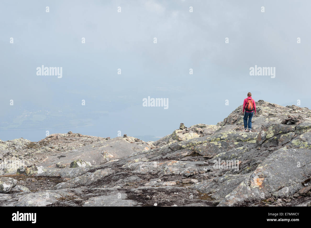 Frau zu Fuß in der Nähe von Berg, Mt Åreskutan Åre, Schweden Stockfoto