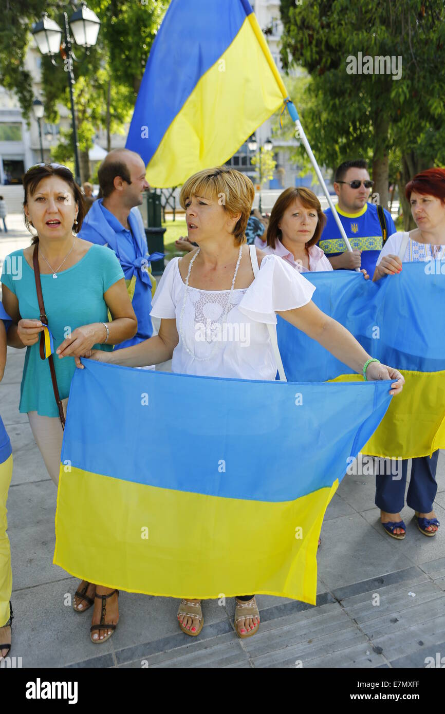 Athen, Griechenland. 21. September 2014. Eine ukrainische Demonstrant hält eine ukrainische Flagge. Ukrainische expatriates und Sympathisanten protestierten am Athen Syntagma gegen den Krieg in der Ukraine und Russlands und vor allem Präsidenten Putin Einbeziehung (nennen sie den Terrorismus) im Krieg. Bildnachweis: Pazifische Presse/Alamy Live-Nachrichten Stockfoto