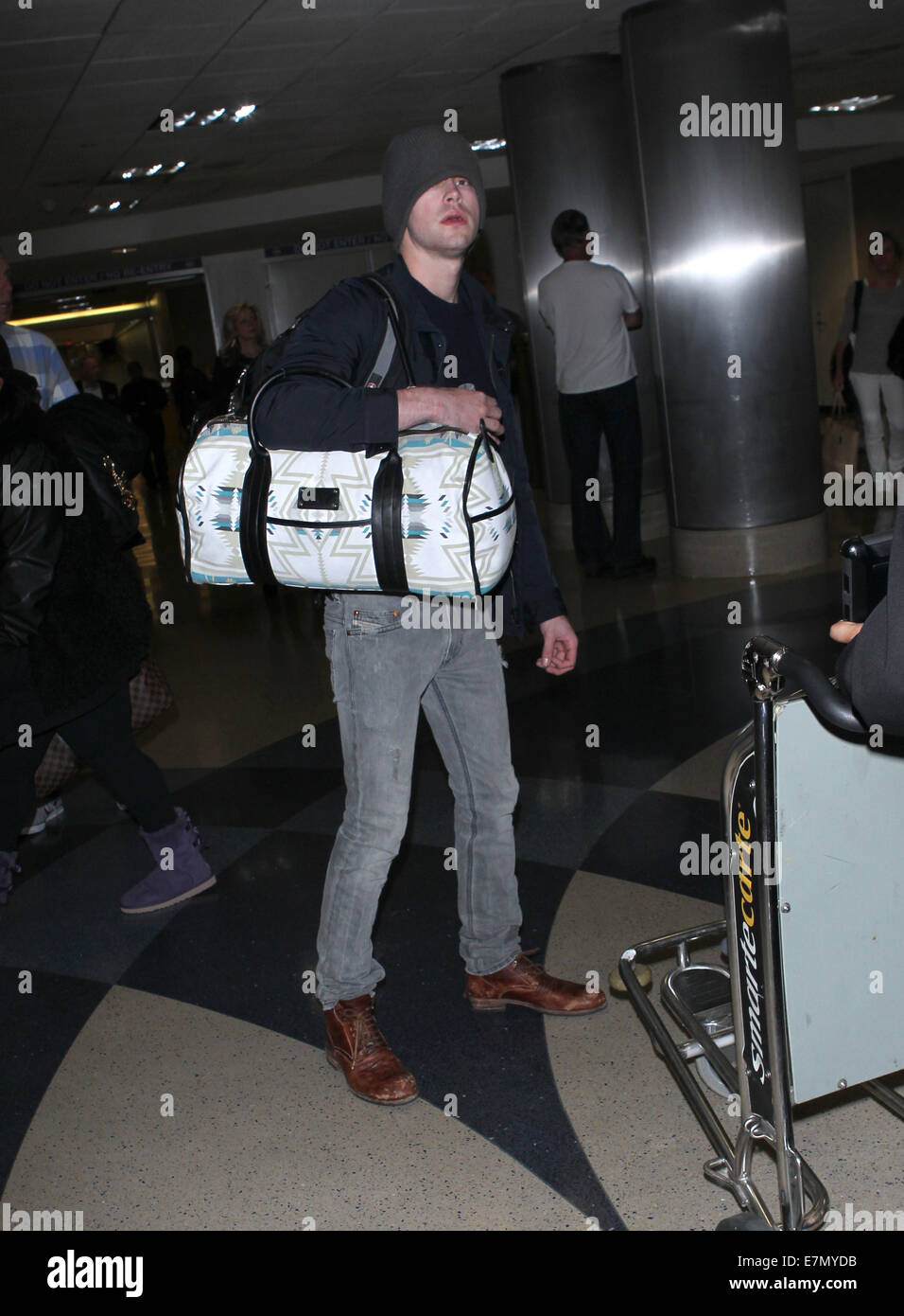 Chord Overstreet versucht, durch Los Angeles International Airport (LAX) vollkommen unbemerkt passieren zieht seine Mütze Hut über seinem Gesicht Featuring: Chord Overstreet wo: Los Angeles, California, Vereinigte Staaten von Amerika bei: 19. März 2014 Stockfoto