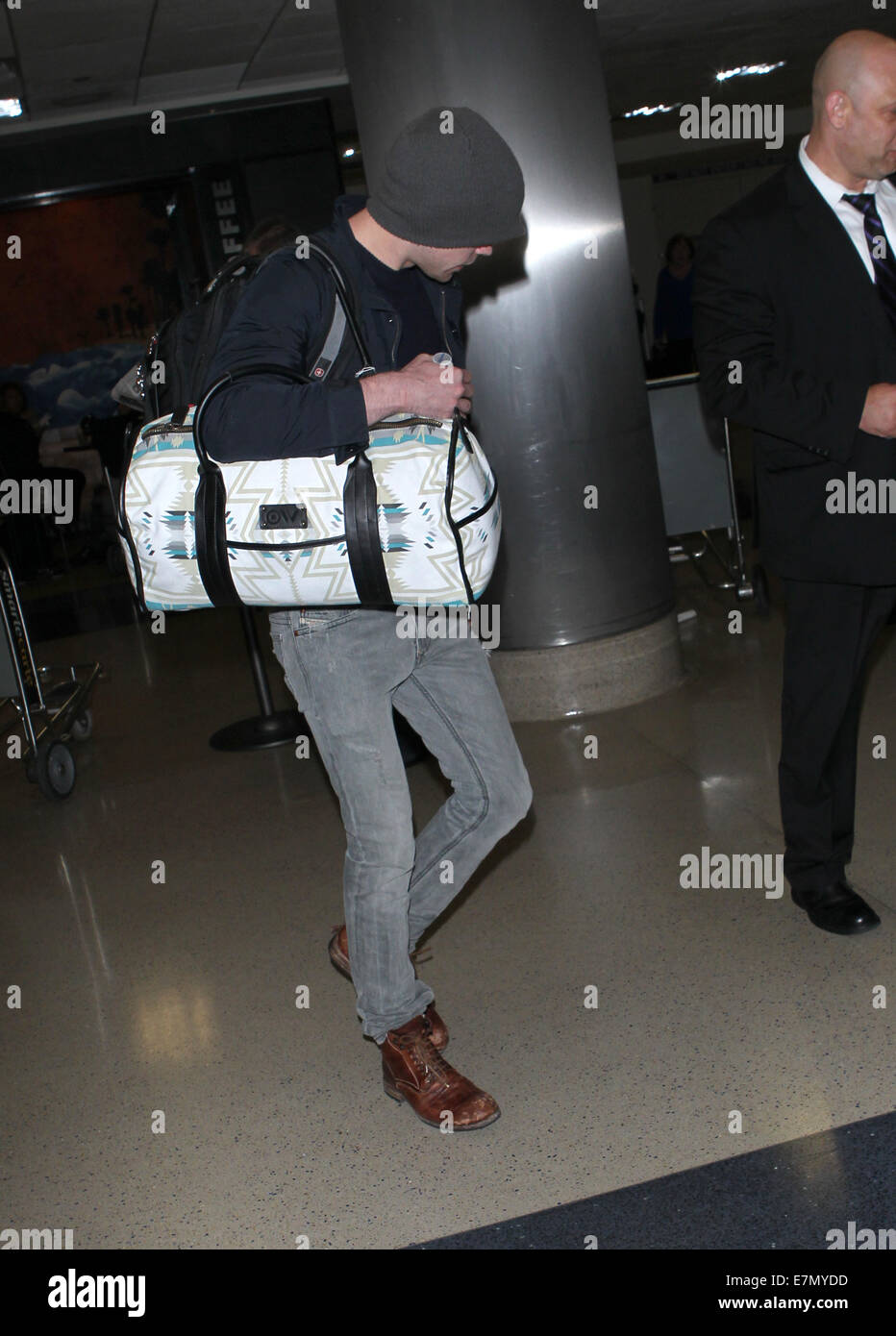 Chord Overstreet versucht, durch Los Angeles International Airport (LAX) vollkommen unbemerkt passieren zieht seine Mütze Hut über seinem Gesicht Featuring: Chord Overstreet wo: Los Angeles, California, Vereinigte Staaten von Amerika bei: 19. März 2014 Stockfoto