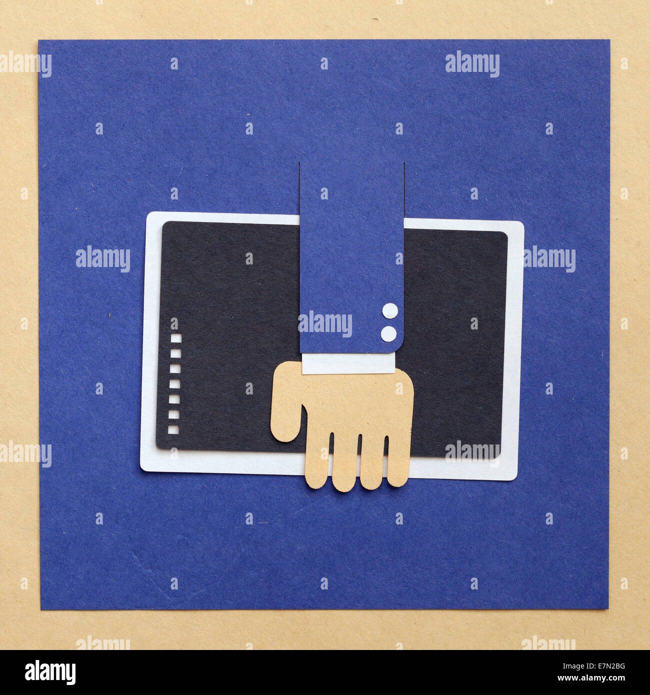 Portfolio - Geschäftsmann Hand Holding Tablet oder Ordner - schneiden Papier Stockfoto