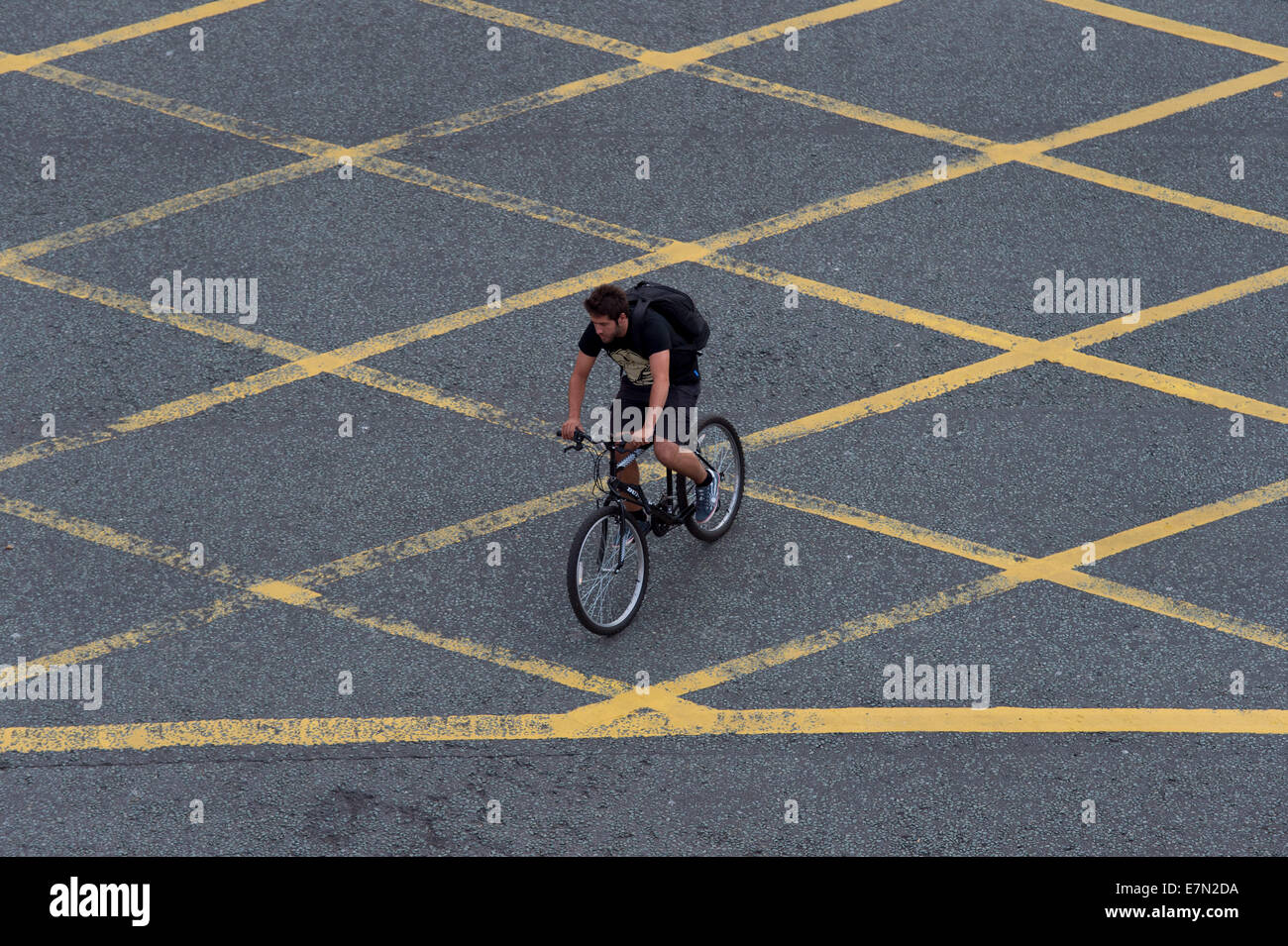 Ein Radfahrer in einer gelben Kasten-Kreuzung. Stockfoto