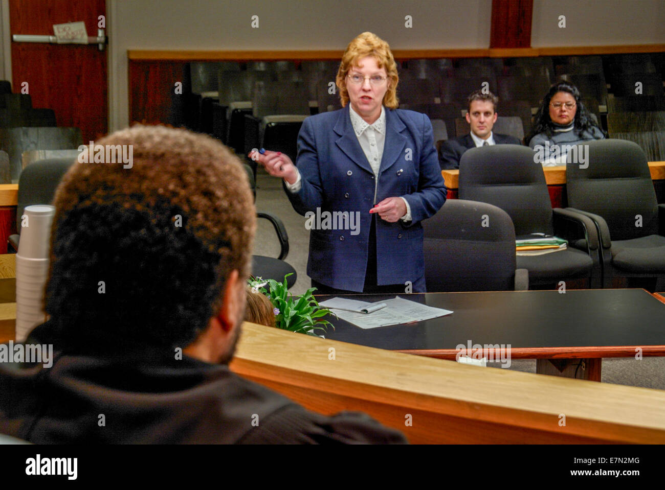 Anwalt plädiert für einen Teenager Client im Jugendgericht in Orange, CA. Hinweis Eltern im Hintergrund und afroamerikanische Richter. Stockfoto