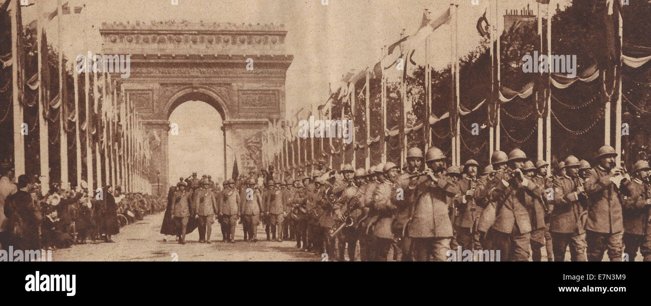 Italienische Kontingent in der großen Bastille Day Feier in Paris marschieren auf den Champs-Elysees, 1919 Stockfoto
