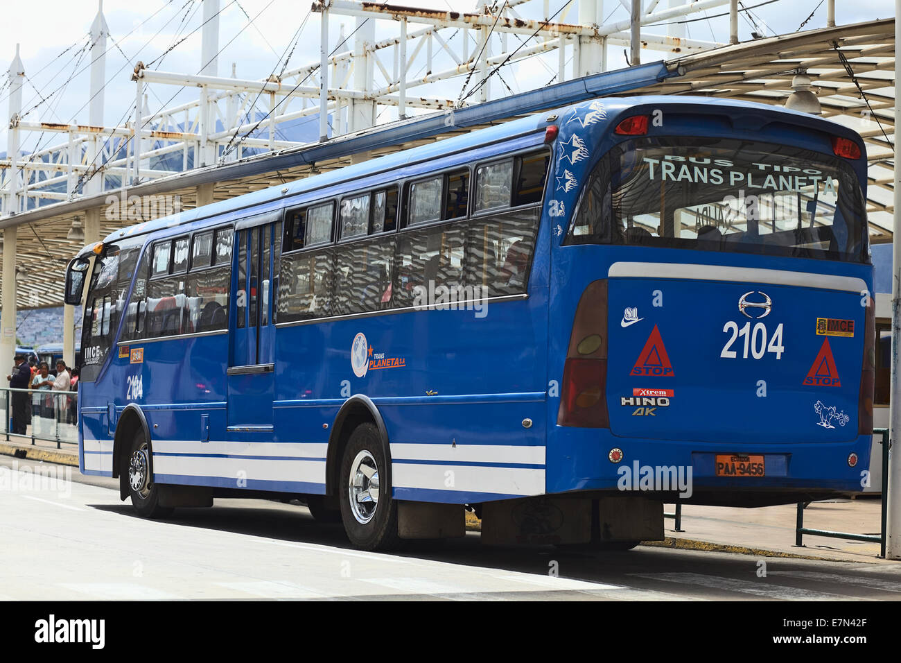 Blaue Bus des ÖPNV-Systems stehen außerhalb der Terminal Terrestre Quitumbe in Quito, Ecuador Stockfoto