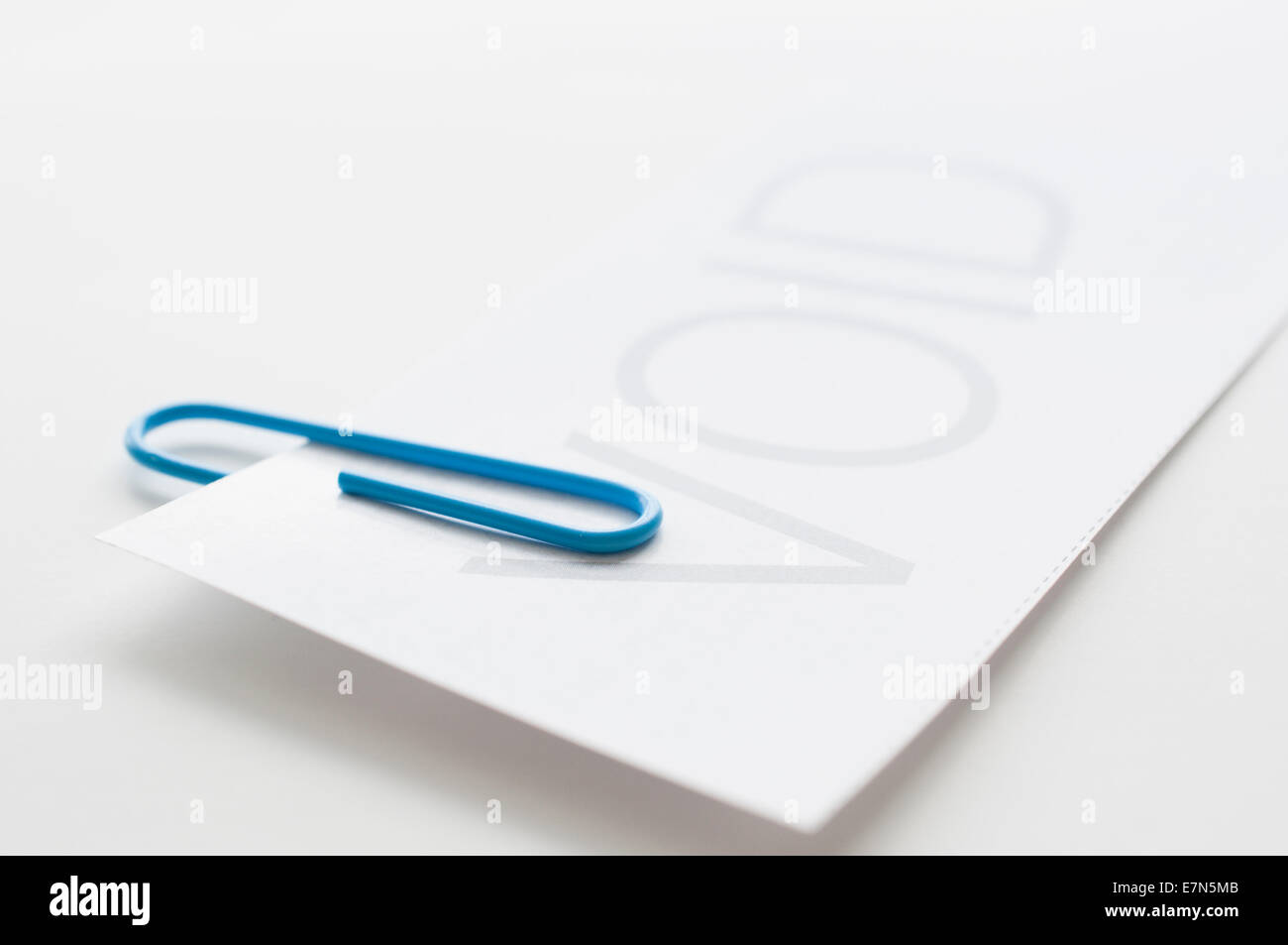 Leere Papier mit blauen Büroklammer auf weißem Hintergrund Stockfoto