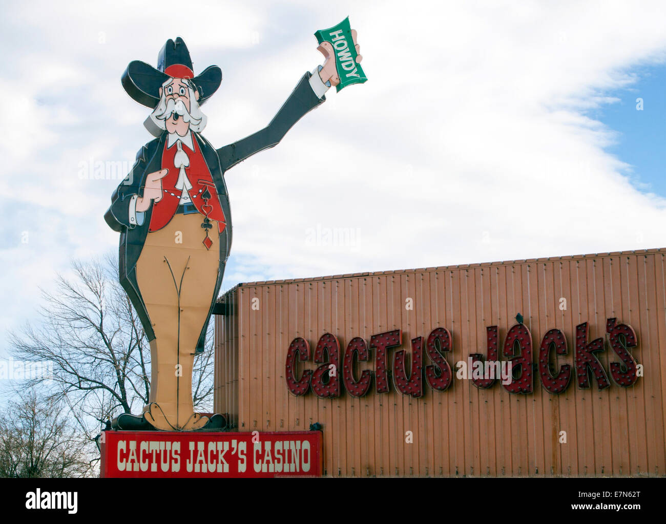 Cactus Jack’s Casino in Carson City, Nevada, bietet helle Neonschilder und Western-Stil, ein seit langem beliebtes Wahrzeichen in der Innenstadt. Stockfoto