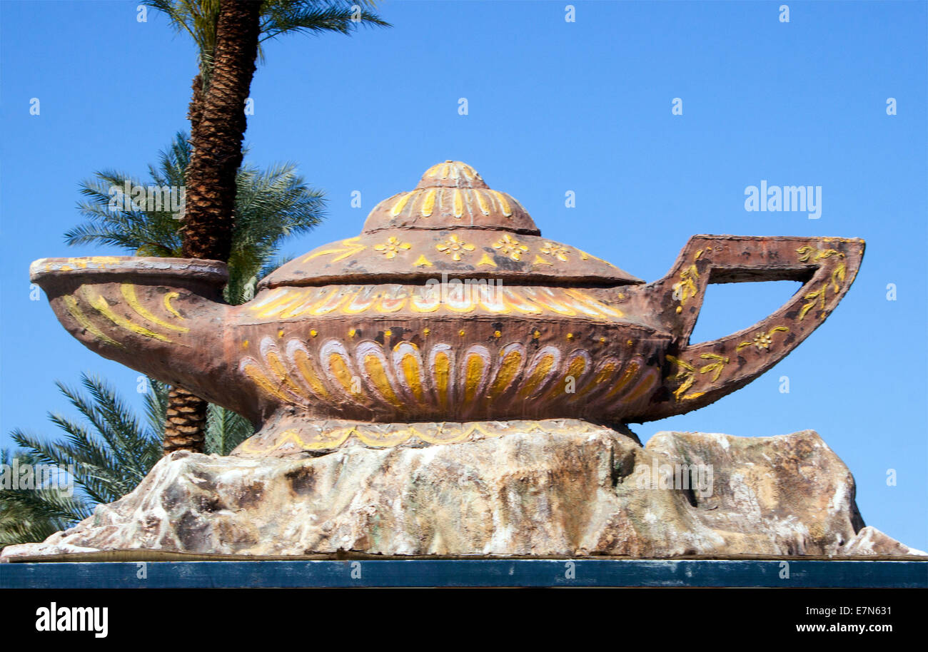 Ein skurriler Dschinn und eine magische Lampenstatue in Indio, Kalifornien, bringt einen Hauch von Fantasie und arabischer Nacht in die Wüstenlandschaft. Stockfoto