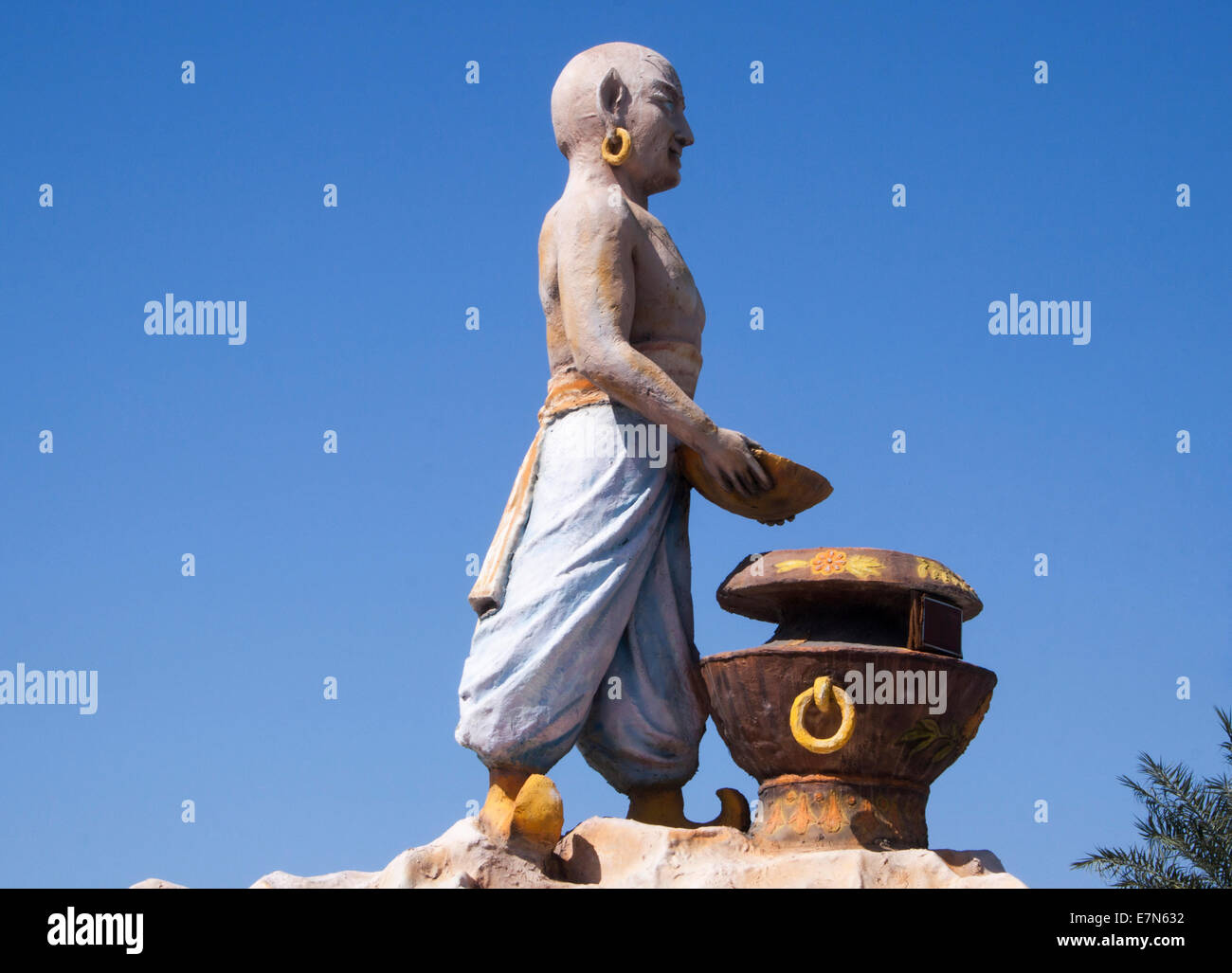 Ein skurriler Dschinn und eine magische Lampenstatue in Indio, Kalifornien, bringt einen Hauch von Fantasie und arabischer Nacht in die Wüstenlandschaft. Stockfoto