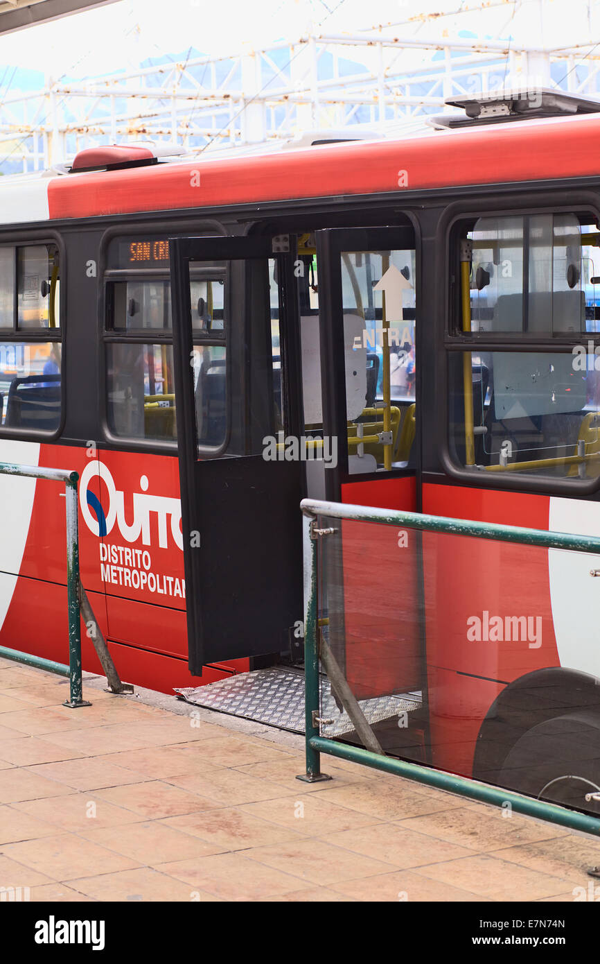 Bus mit offenen Tür stand am Bahnsteig für lokale öffentliche Bus Busse außen Quitumbe Terminal in Quito, Ecuador Stockfoto