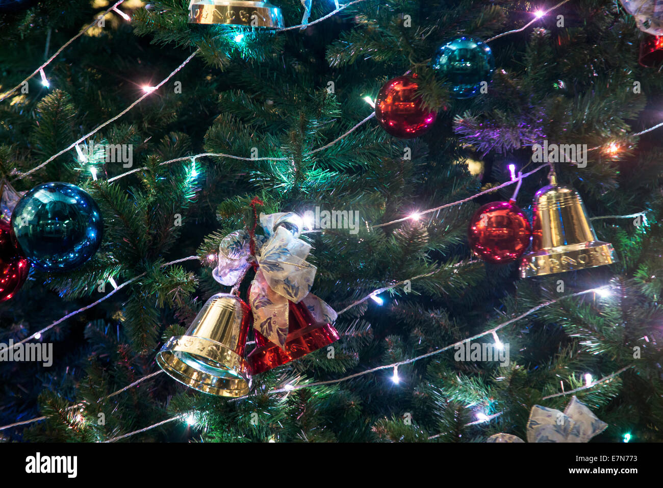 Eine Nahaufnahme von Weihnachten Dekorationen, Ornamente und Lichter am Weihnachtsbaum. Stockfoto