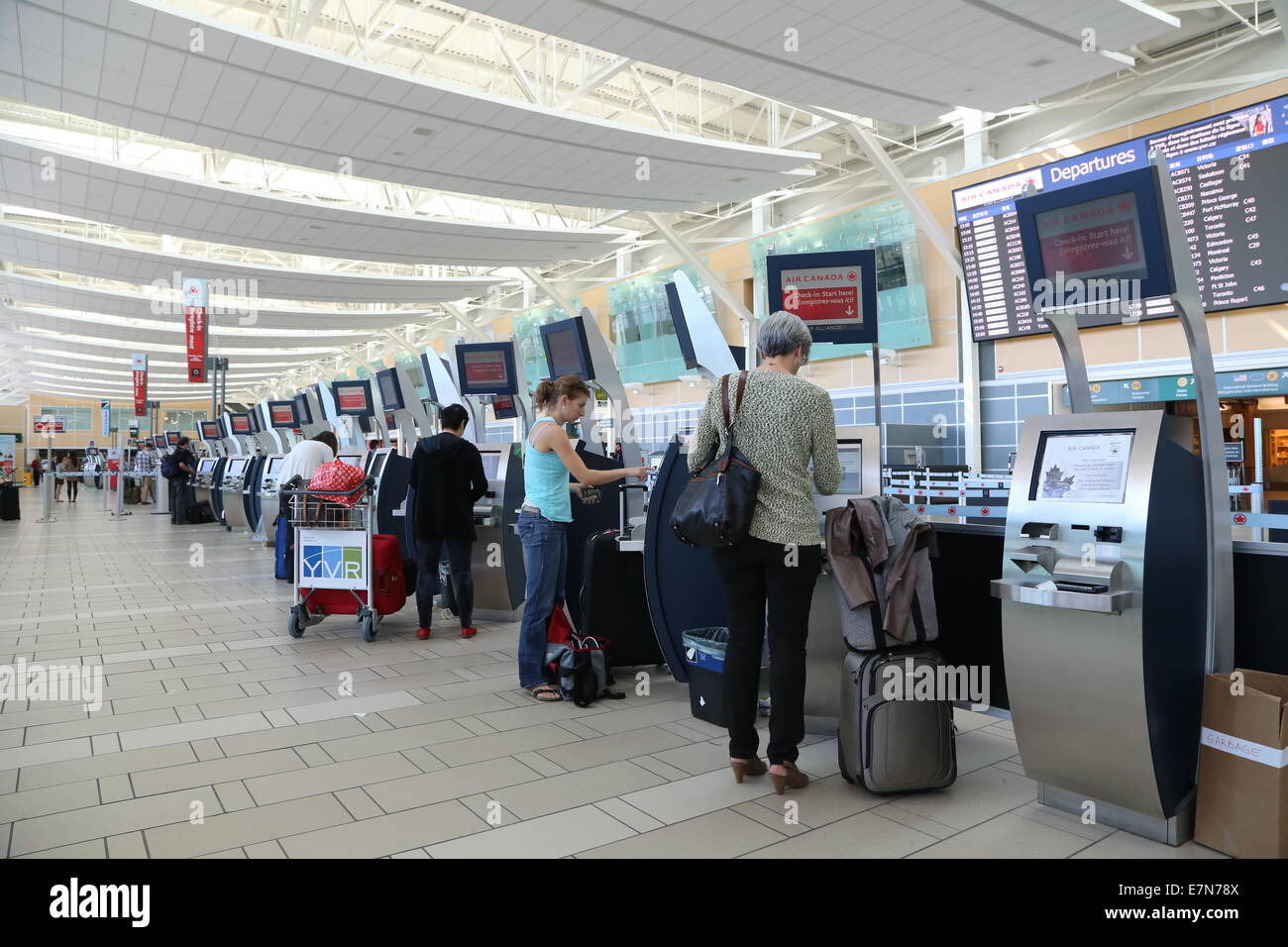 Self Check-in Schalter im Flughafen YVR Stockfoto