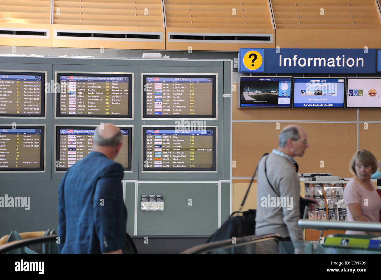 Leute fragen einige Informationen im YVR Flughafen Stockfoto