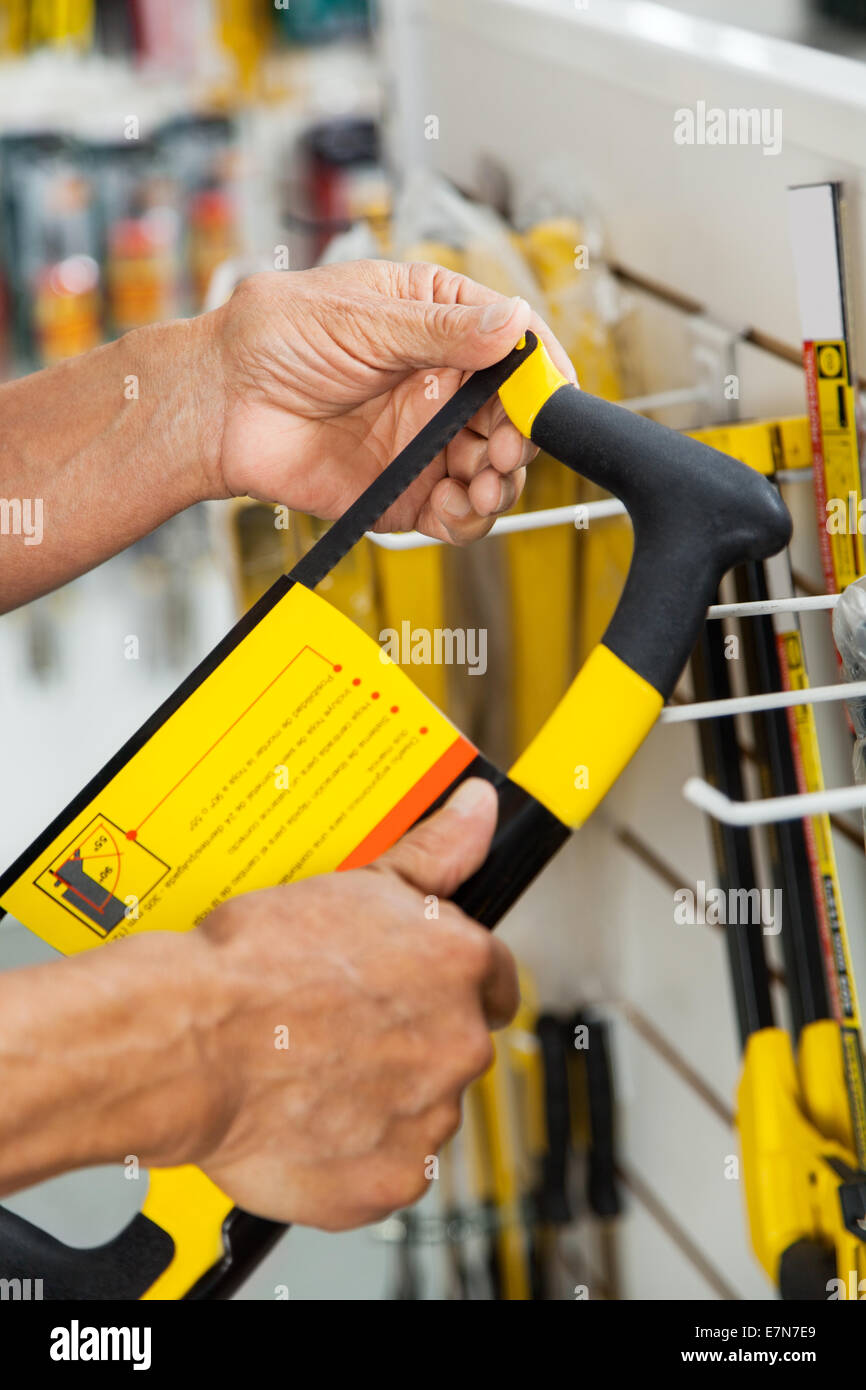 Verkäufer Prüfung Säge im Store Stockfoto