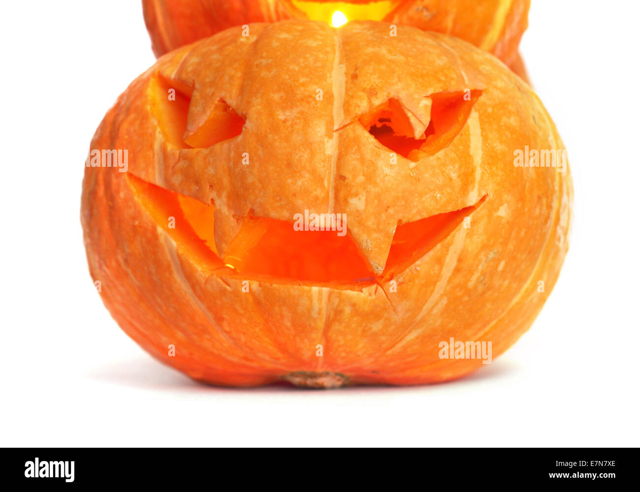 Leuchtende Halloween-Kürbis isoliert auf weißem Hintergrund Stockfoto