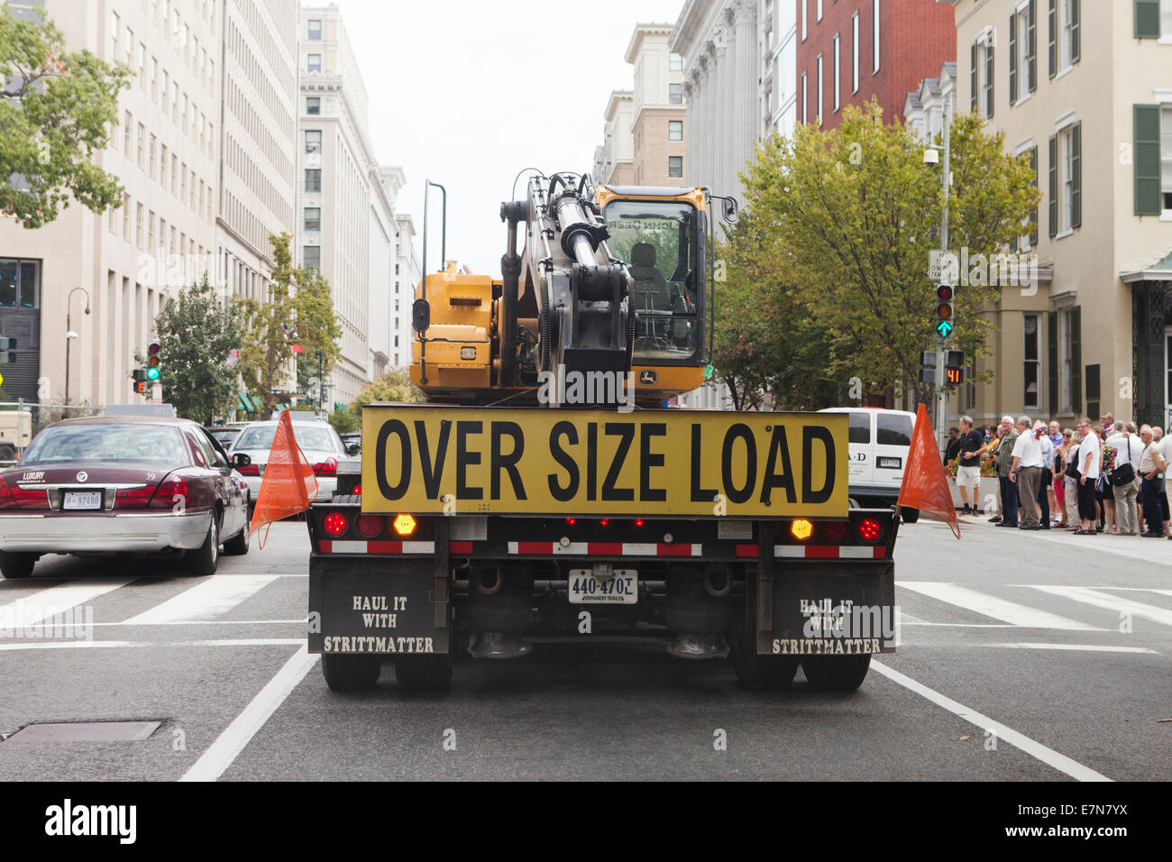 Übergroße Ladung Schild an der Rückseite des LKW - USA Stockfoto