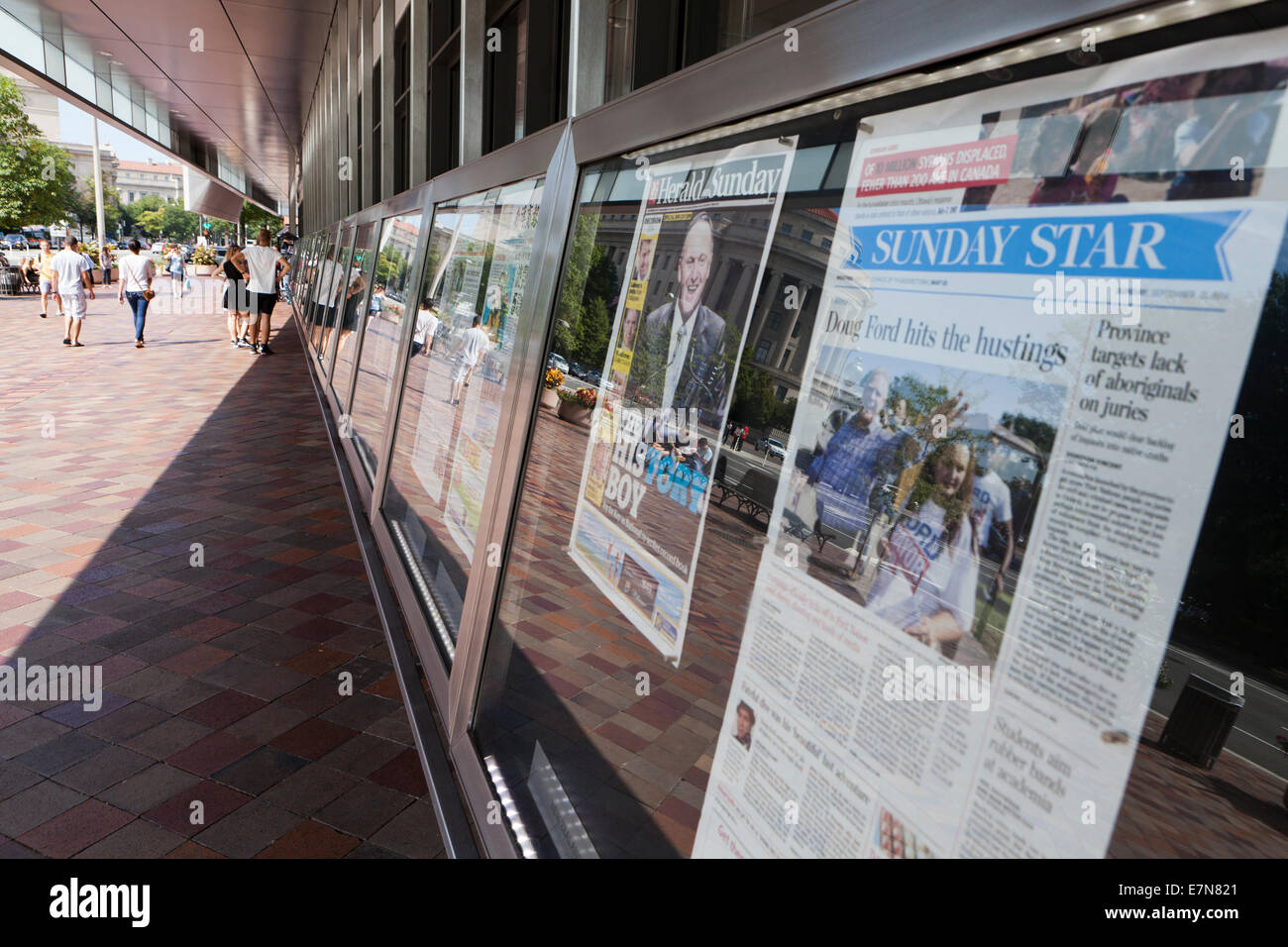 "Die heutige Titelseiten" Zeitung Anzeige vor der Newseum - Washington, DC USA Stockfoto