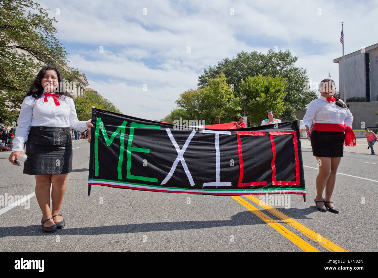 Latin Festival-Teilnehmer hält Mexiko Banner - Washington, DC USA Stockfoto