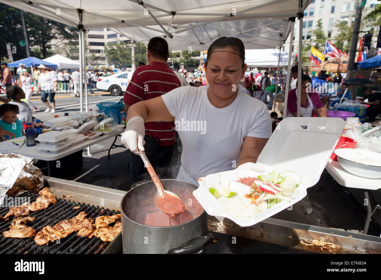 Lebensmittel-Hersteller schöpfen Frijoles Molidos (Bohnenmus) im Imbiss Container bei einem Outdoor-Festival - USA Stockfoto