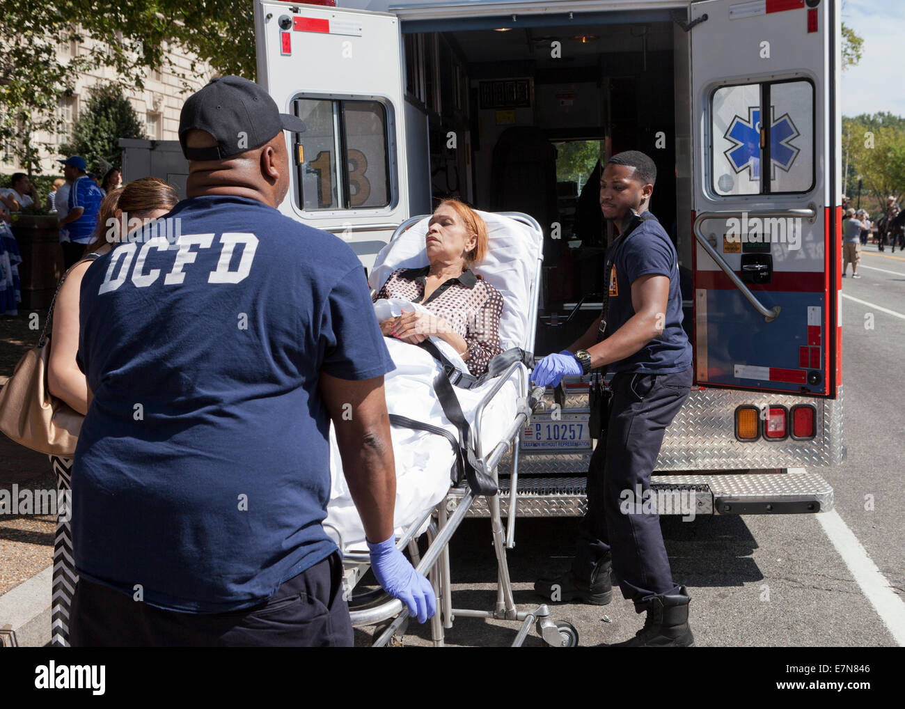 DCFD EMT laden Patienten in Krankenwagen - Washington, DC USA Stockfoto