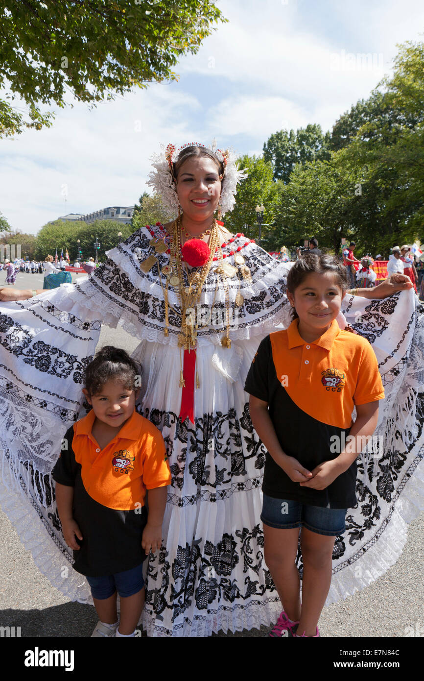 Jarabe Tapatio Tänzer posieren mit Kindern am Outdoor-Festival - Washington, DC USA Stockfoto