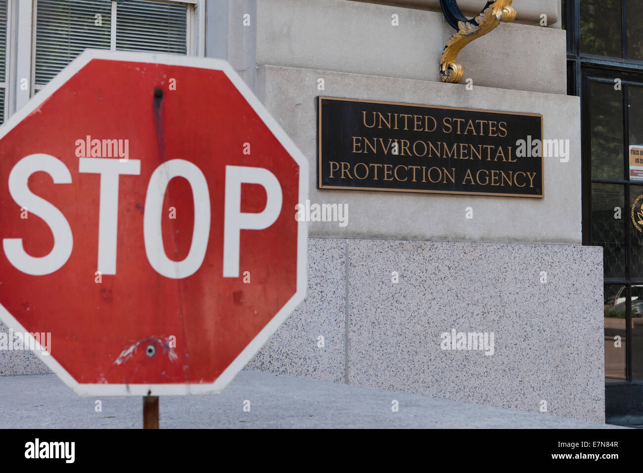Stoppschild vor der US-EPA Gebäude - Washington, DC USA Stockfoto