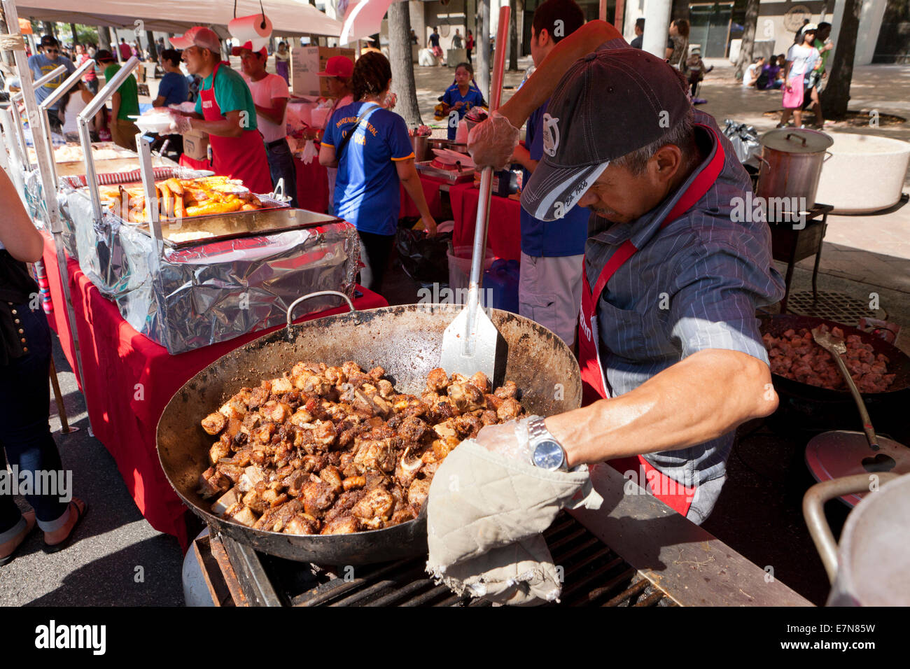 Mann Kochen Chicharon in großen Pfanne - USA Stockfoto Mann Kochen Chicharon in großen Pfanne - USA Stockfoto