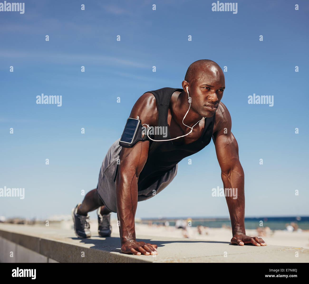 Muskulöser Mann tun Push ups gegen blauen Himmel. Starke männliche Athlet im Freien arbeiten. Stockfoto