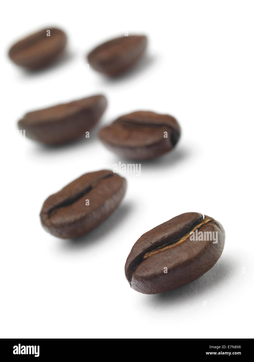 Geröstete Kaffeebohnen isoliert auf weißem Hintergrund Stockfoto