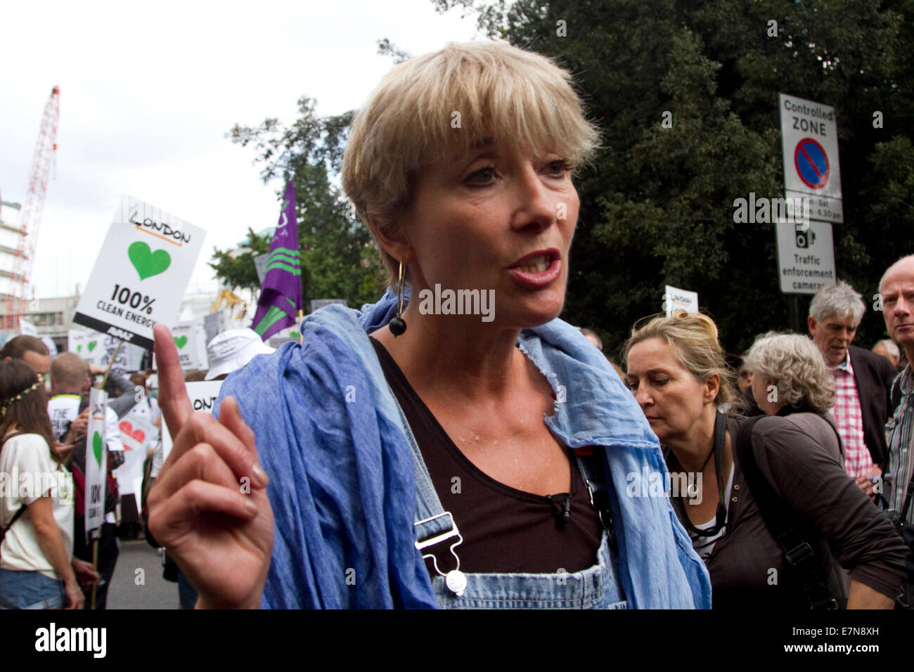 London, UK. 21. September 2014. Schauspielerin Emma Thompson verbindet Tausende von Demonstranten bei einer Kundgebung durch die Londoner zusammen mit Peter Gabriel und Dame Vivienne Westwood gegen den Klimawandel eine Woche vor dem Klimagipfel in New York Credit ändern: Amer Ghazzal/Alamy Live-Nachrichten Stockfoto