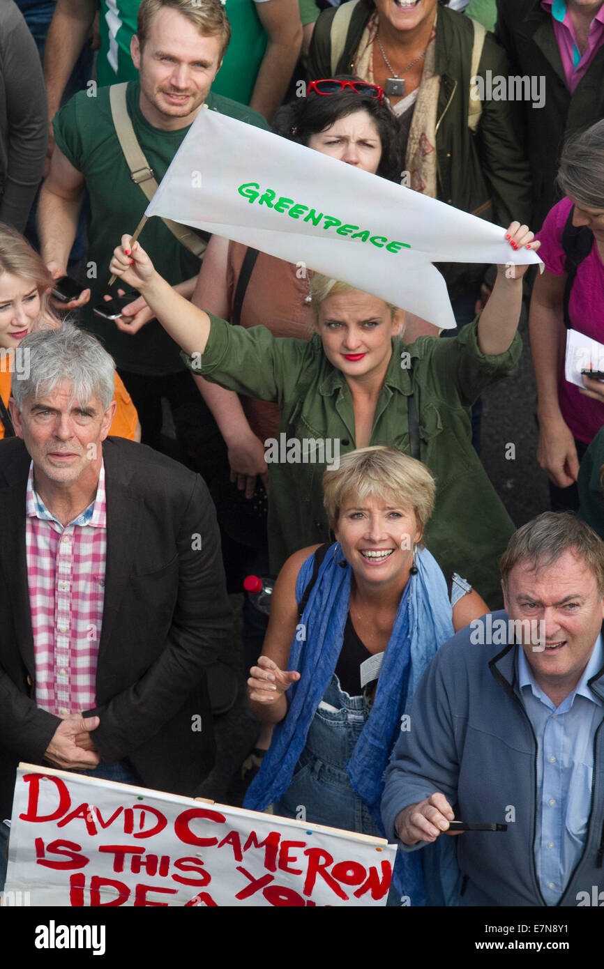 London, UK. 21. September 2014. Schauspielerin Emma Thompson verbindet Tausende von Demonstranten bei einer Kundgebung durch die Londoner zusammen mit Peter Gabriel und Dame Vivienne Westwood gegen den Klimawandel eine Woche vor dem Klimagipfel in New York Credit ändern: Amer Ghazzal/Alamy Live-Nachrichten Stockfoto