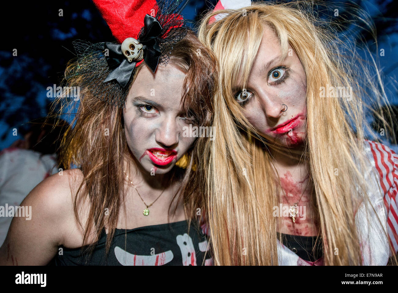 Zombies schleichen durch die Nacht bei einem jährlichen Zombie-Spaziergang Stockfoto