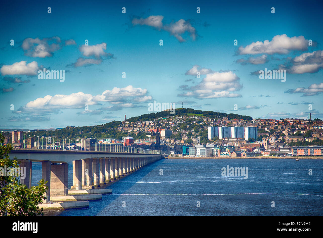 Blick nach Norden auf die Tay-Straße-Brücke in Richtung Dundee, Schottland Stockfoto