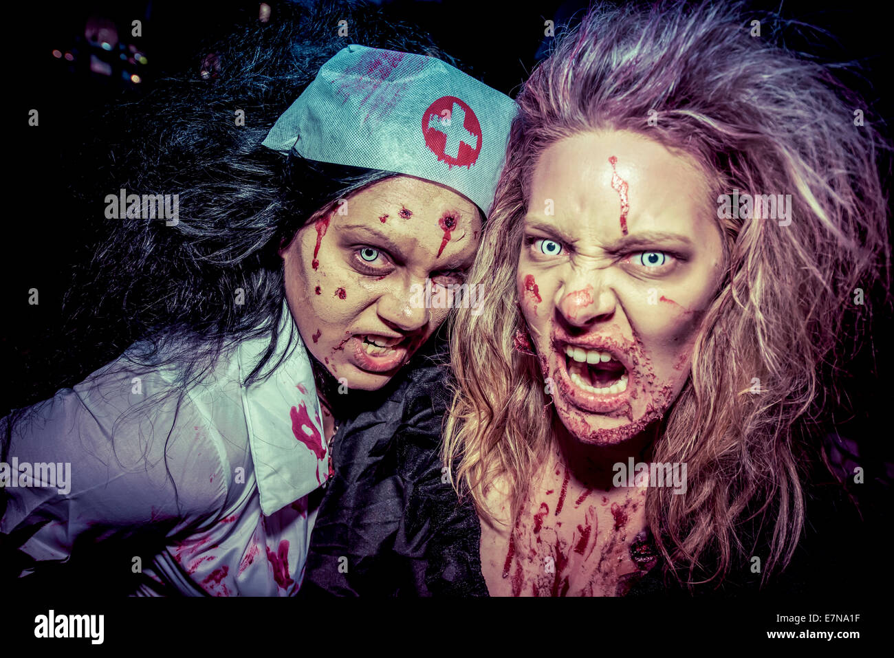 Zombies schleichen durch die Nacht bei einem jährlichen Zombie-Spaziergang Stockfoto