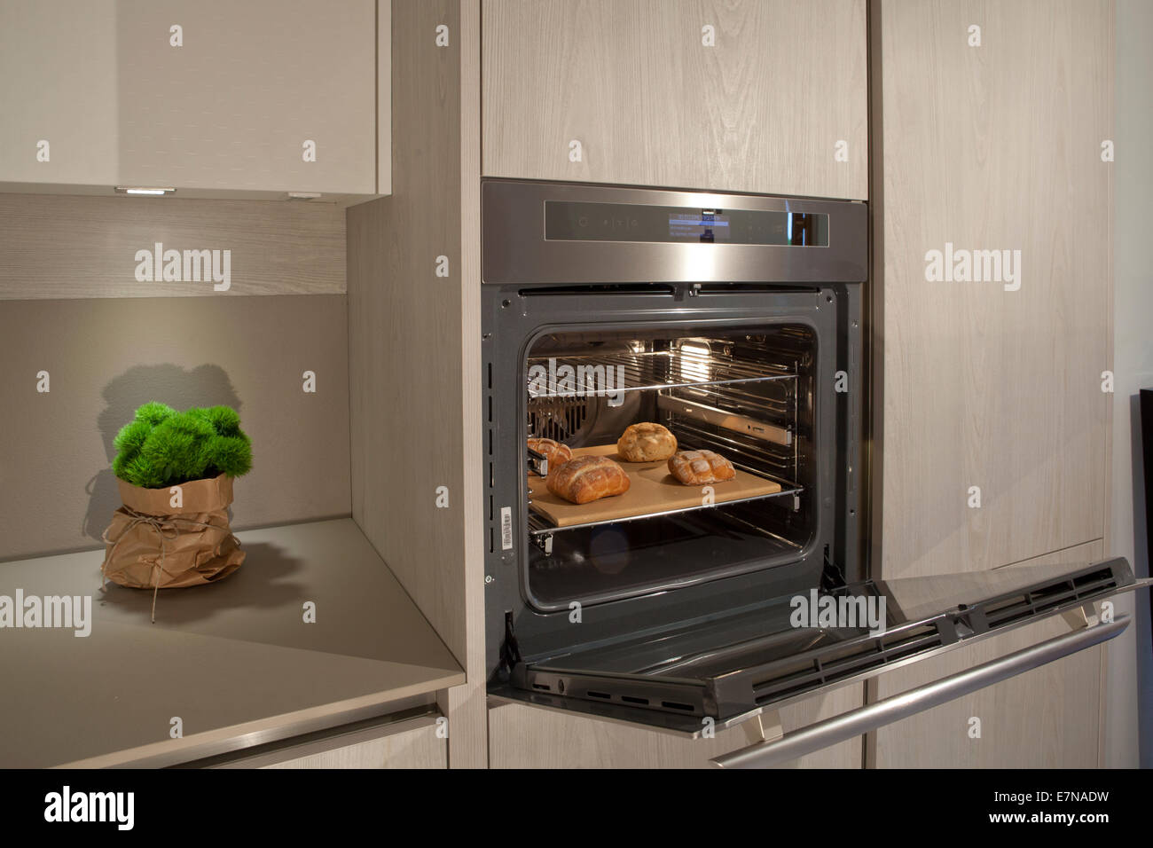 Küche mit offenen Stahl Ofen kochen kleine Brot Brote Stockfoto