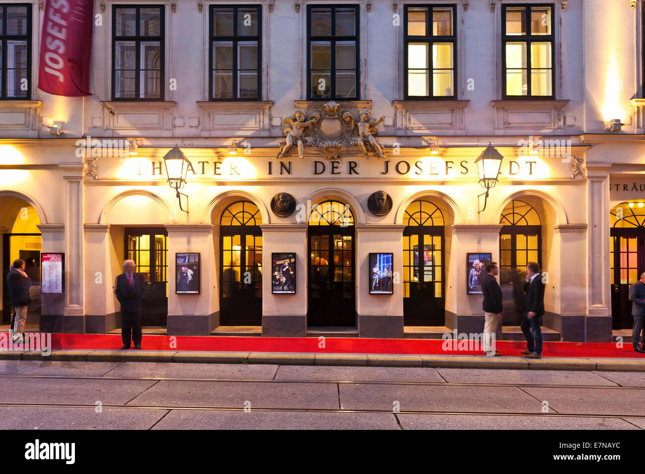 Menschen warten auf die nächsten Stücke vor des Theaters in der Josefstadt Wien - Österreich Stockfoto