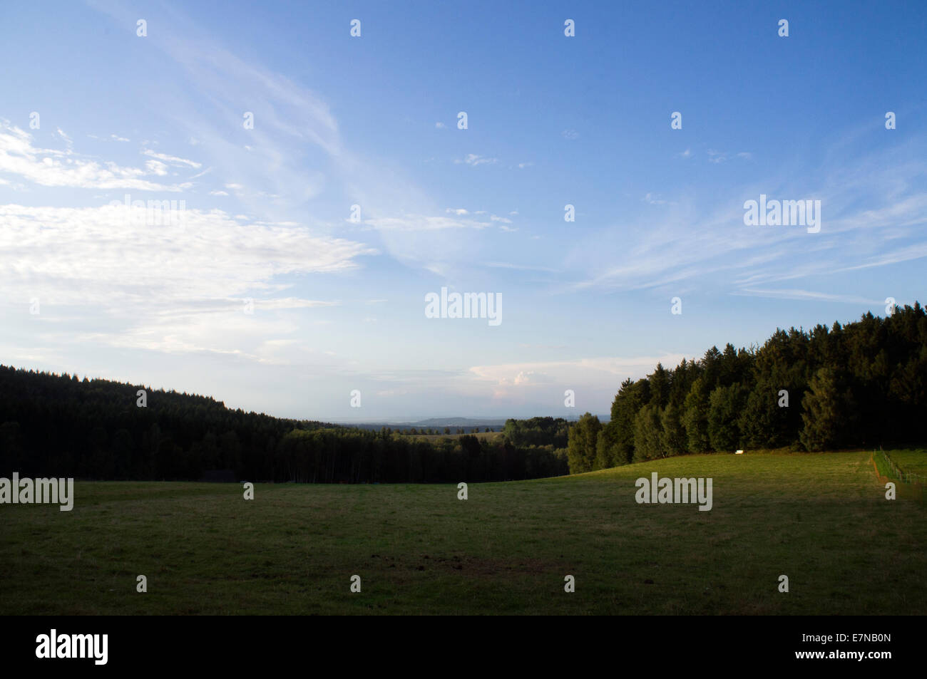 Südböhmen, Novohradske Gebirge, Feld, Wiese, Himmel, Wolken, bewölkt, grüne, blaue Farbe, 8. September 2014 (CTK Foto/Libor Sojka) Stockfoto