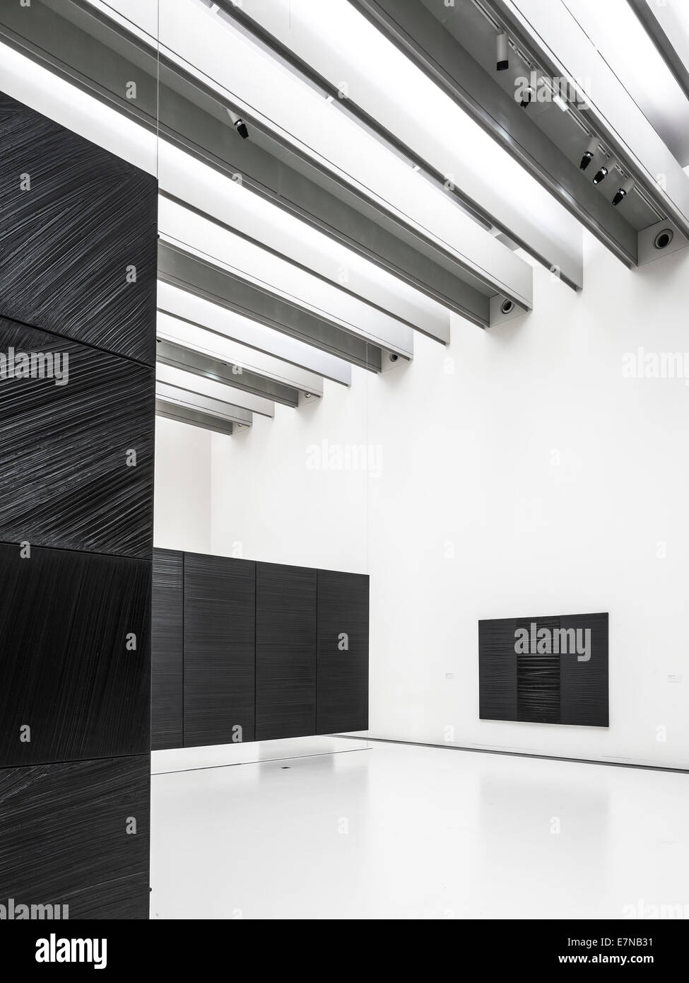 Museum Soulages, Rodez, Frankreich. Architekt: RCR Arquitectes, 2014. Galerie-Interieur mit Wand- und abgehängte Kunstobjekte. Stockfoto